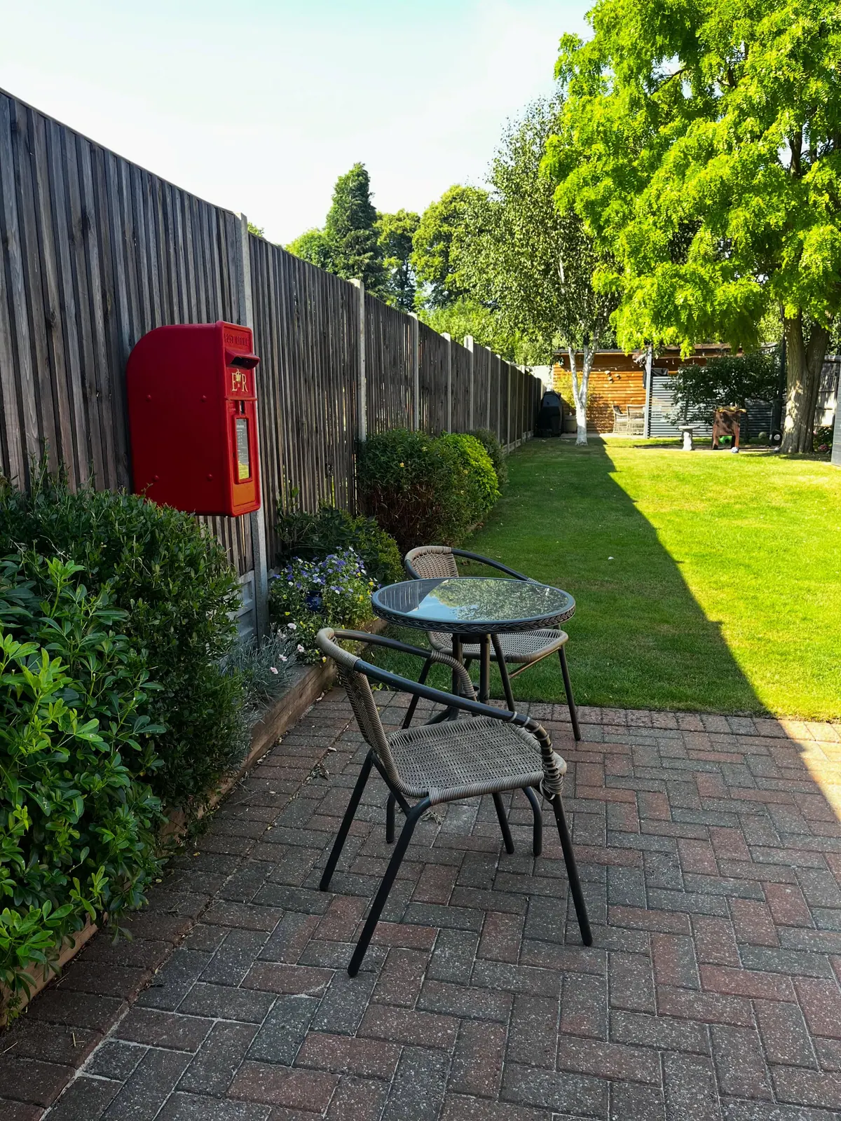 Garden seating and lawn at Ford Lodge